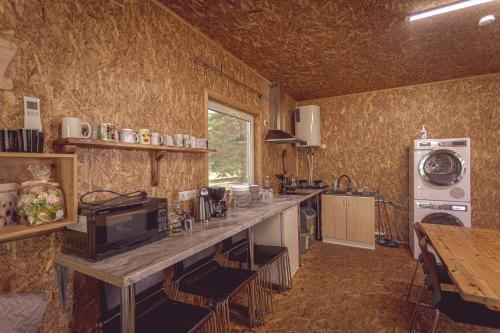 a kitchen with a long counter in a room at Peipsi Caravani puhkemaja in Nina