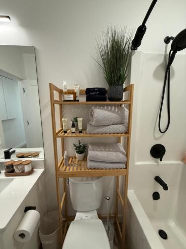 un baño con inodoro y lavabo en Cozy 2BR retreat in Rosewood, en Saskatoon