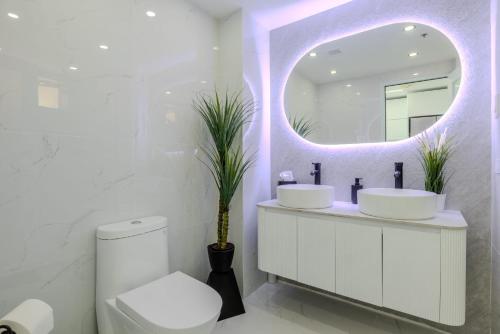 um banheiro com duas pias e um espelho em Condado Lagoon Villas-Lagoon View Studio em San Juan