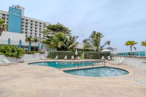 uma piscina com um hotel ao fundo em Condado Lagoon Villas-Lagoon View Studio em San Juan