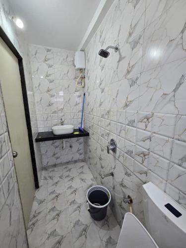 een witte badkamer met een toilet en een wastafel bij Mountain Crest Villa in Kārli