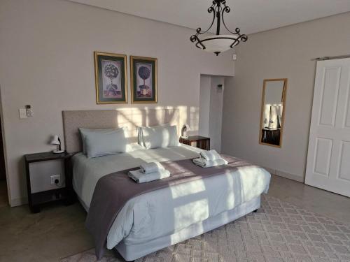 Postel nebo postele na pokoji v ubytování Tusker House Kruger