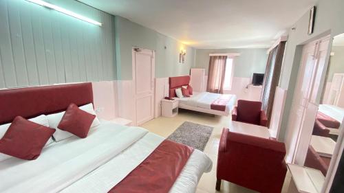 Una cama o camas en una habitación de The Royal Meadows