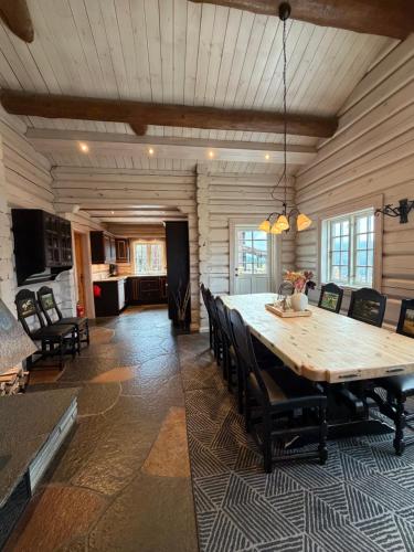 オイヤーにあるLog cabin at Hafjellの大きな木製のテーブルと椅子のあるダイニングルーム
