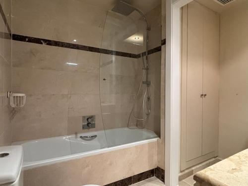 une salle de bain avec une baignoire et un lavabo dans l'établissement Casa Vera - apartment in Los Alcázares - Nueva Ribera Beach Club, à Los Alcázares