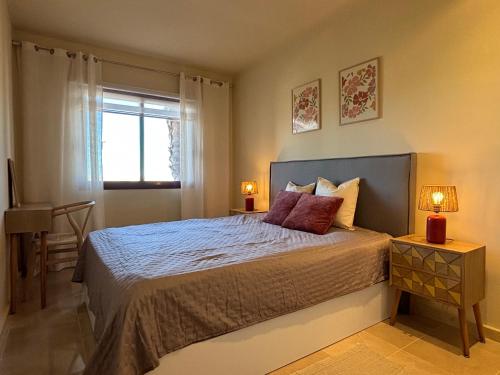 une chambre avec un lit avec deux lampes et une fenêtre dans l'établissement Casa Vera - apartment in Los Alcázares - Nueva Ribera Beach Club, à Los Alcázares