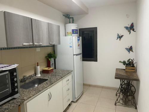 Kuchyň nebo kuchyňský kout v ubytování Departamentos frente al shopping