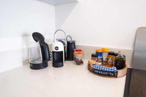 eine Küchentheke mit Kaffeemaschine und anderen Gegenständen in der Unterkunft LOMA in HaGoshrim