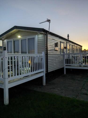 Bygningen som campingpladsen ligger i