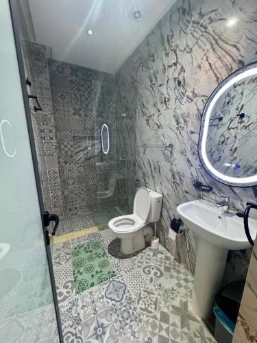 索维拉Bella casa的带淋浴、马桶和水槽的浴室