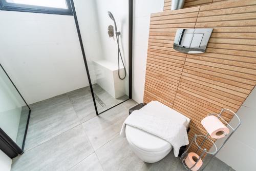 ハゴシュリムにあるLOMAのトイレとシャワー付きのバスルーム