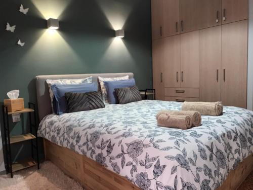 Postel nebo postele na pokoji v ubytování Maritonia's comfort apartment