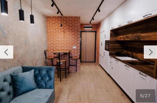 Le bijou-Tomov Plaza