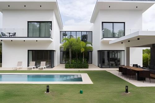 Stylish, Luxury, private 5Br Villa w/ Pool and Bbq