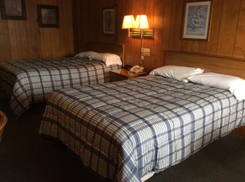 ein Hotelzimmer mit 2 Betten und einem Telefon in der Unterkunft The Royal Inn in Ridgway