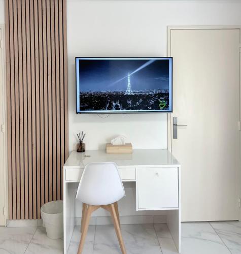 New Apartment in Paris center metro 7 & 14 Maison Blanche