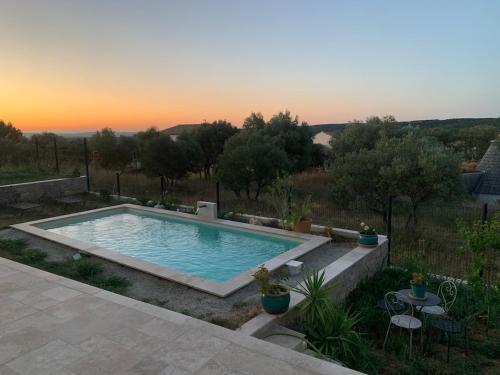 Baseinas apgyvendinimo įstaigoje Le clos de l'olivette arba netoliese