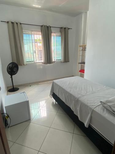 Ένα ή περισσότερα κρεβάτια σε δωμάτιο στο COP30-Suite privativa 700m Hangar