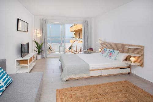 Sitio de CalahondaにあるCasa Tek Mijasのベッドがあり海が見える寝室