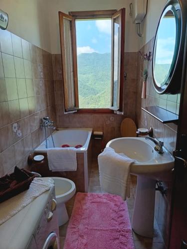 a bathroom with a tub and a sink and a toilet at Casa di Isodoru in Glori