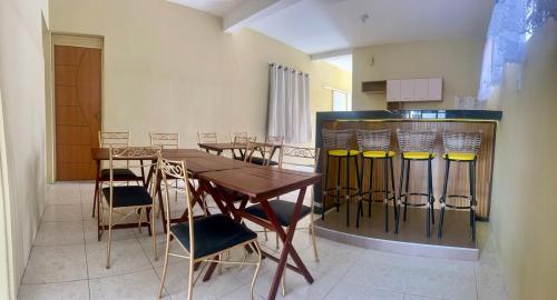 uma sala de jantar com uma mesa e algumas cadeiras em Exclusive Seasonal House for COP 30 Luxury for groups of 6 people em Belém