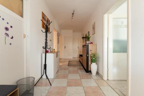 een hal met een koelkast en een tegelvloer bij Villa Bistre in Radovin