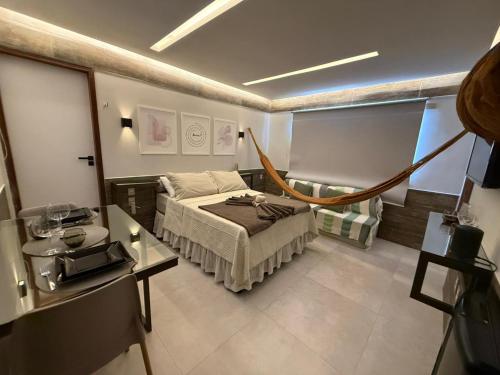 Cette chambre comprend un lit et un hamac. dans l'établissement Apartamento aconchegante na Serra de São Bento, à Serra de São Bento