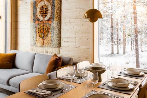 サーリセルカにあるAinur Villasのテーブルとソファのあるリビングルーム