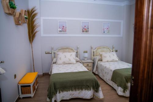 een kamer met twee bedden in een kamer bij Casa Rural La Bodega de Cortés in Villagonzalo