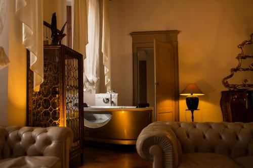 a living room with a couch and a mirror at Castello del Capitano delle Artiglierie in Castrocaro Terme