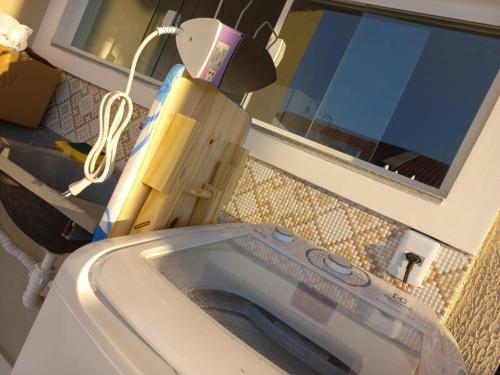 a washing machine with a light on top of it at Casa 66 Completa Garagem 2ACs WIFI Juazeiro, Crato e Barbalha in Barbalha