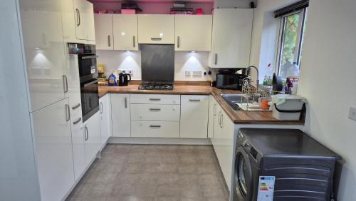 Kuchyň nebo kuchyňský kout v ubytování The Aylesbury Home Retreat - 3-Bed Home with Garden & Parking