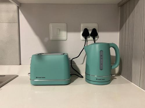 una tostadora y una tostadora en un mostrador en Modern Apartment in Centurion, en Centurion