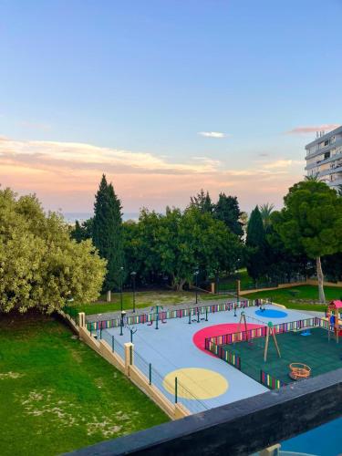 Perfect location! Walk a few minutes to restaurants, lovely beach, town, train and bus