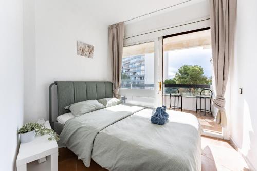 Perfect location! Walk a few minutes to restaurants, lovely beach, town, train and bus