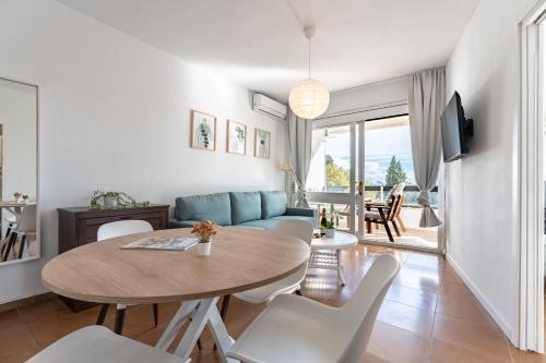 Perfect location! Walk a few minutes to restaurants, lovely beach, town, train and bus