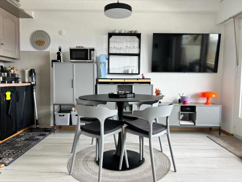 Kuchyň nebo kuchyňský kout v ubytování Vincenzo appart, Studio Confortable à Nendaz, accès Direct au Télécabine de Tracouet et Parking Souterrain Inclus