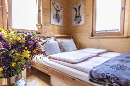 ein Schlafzimmer mit einem Bett mit Blumen darin in der Unterkunft Domki pod Halą Krupową in Ohłypów