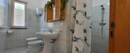 ein Badezimmer mit Waschbecken und Toilette in der Unterkunft Villa Ilaria casa vacanza Capo Vaticano - Tropea in Capo Vaticano
