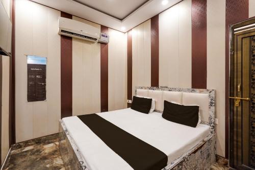 Postel nebo postele na pokoji v ubytování Hotel O Siddhi Banquet