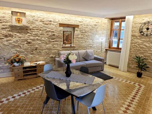 a living room with a table and a couch at Dimora Giada & Gloria in Gubbio