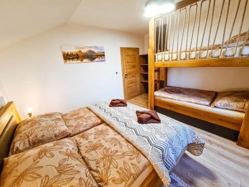 een slaapkamer met een stapelbed en een stapelbed bij Villa Merry in Vysoké Tatry