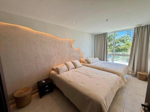 Postel nebo postele na pokoji v ubytování Coronado Beach Unique Balcony Apartment