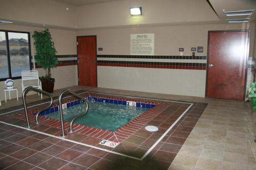 Hampton Inn & Suites Craig, CO في كريج: حمام سباحة في غرفة مع