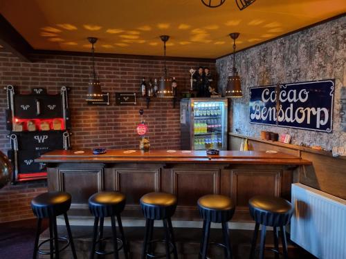 un bar in un ristorante con sgabelli di De Oude Bakkerij a Onderdendam