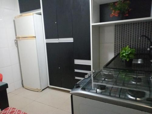 uma cozinha com fogão e geladeira em Casa completa em cabo frio em Cabo Frio