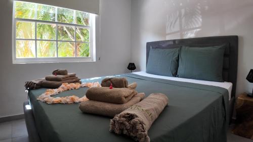 a bedroom with a bed with towels on it at Oasis Boutique Resort - Magnesium zwembad in Willemstad
