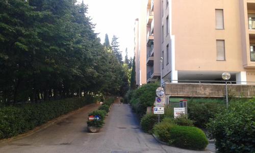 une rue vide devant un bâtiment dans l'établissement Le Torri Apartments, à Pérouse