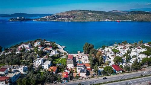 Una vista aérea de un pueblo junto a un cuerpo de agua. en Oscar Seaside & Spa Hotel by Club Aquarium, en Guvercinlik