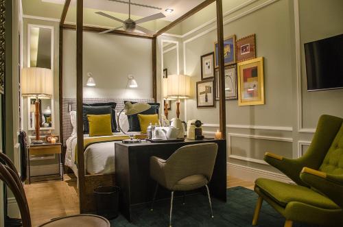 Ruang duduk di Browns Central Hotel